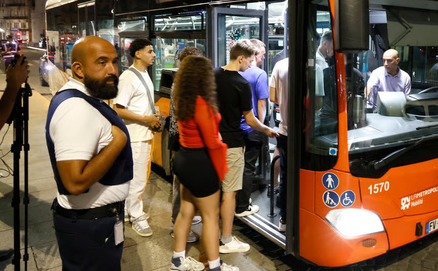 File de voyageurs montant dans un bus de nuit N1, la nuit, à Marseille